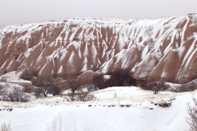 kapadokya-beyaza-burundu-mevsimin-ilk-kari-peribacalarina-dustu.jpg